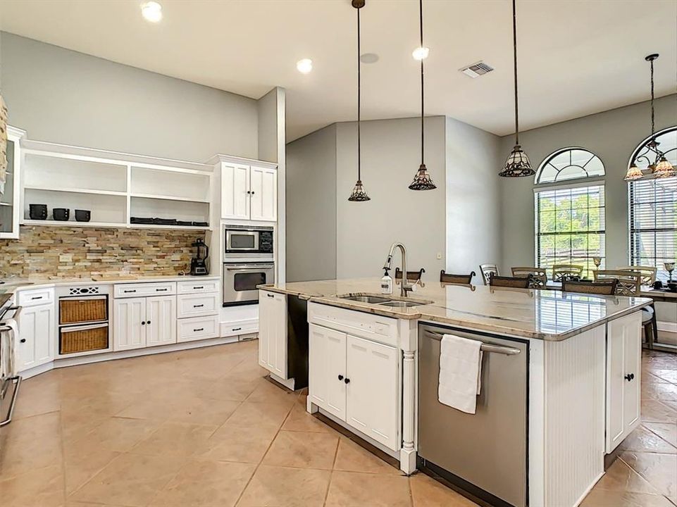 For Sale: $1,850,000 (6 beds, 4 baths, 12578 Square Feet)