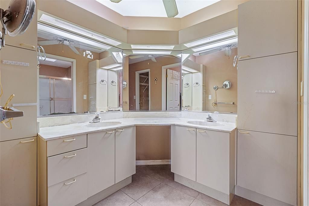 合同活跃: $235,000 (2 贝兹, 2 浴室, 1596 平方英尺)