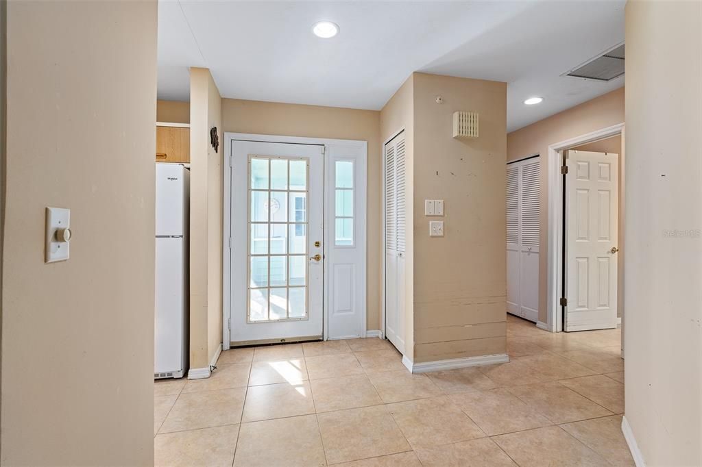 合同活跃: $235,000 (2 贝兹, 2 浴室, 1596 平方英尺)