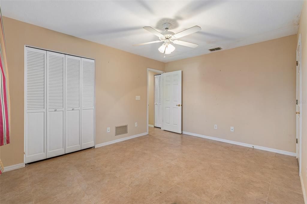 合同活跃: $235,000 (2 贝兹, 2 浴室, 1596 平方英尺)