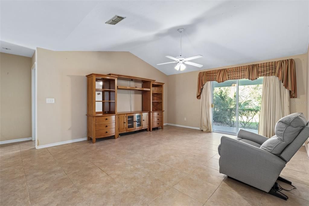 合同活跃: $235,000 (2 贝兹, 2 浴室, 1596 平方英尺)