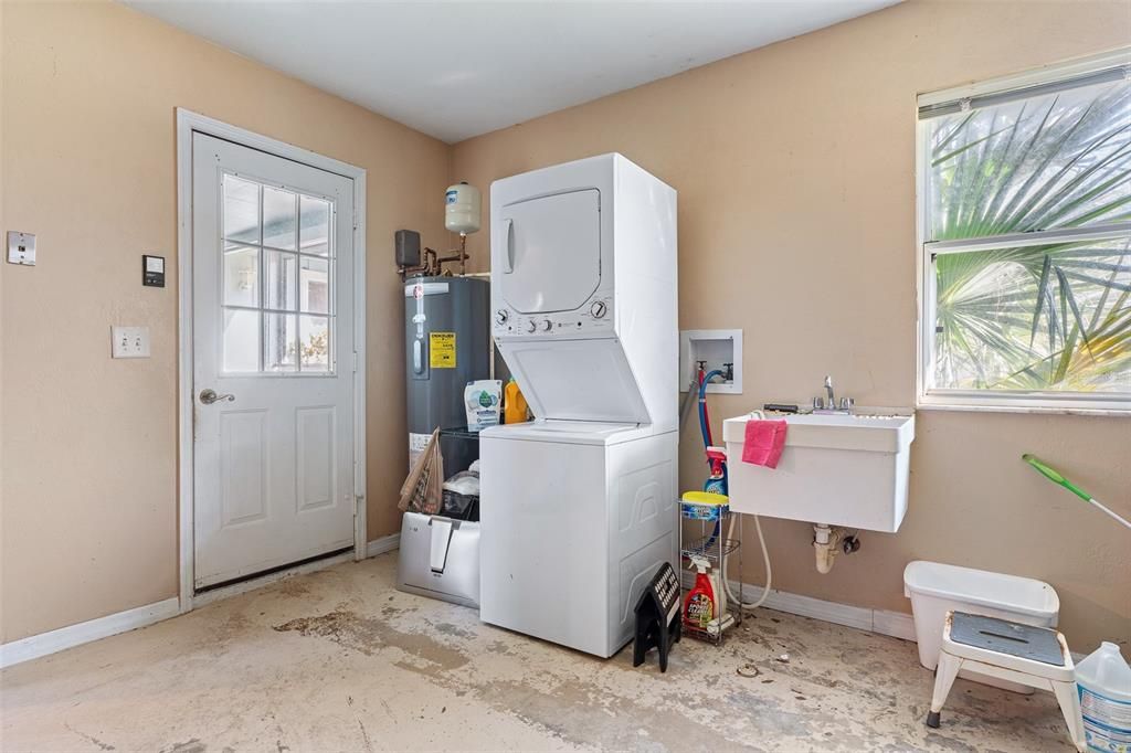 合同活跃: $235,000 (2 贝兹, 2 浴室, 1596 平方英尺)