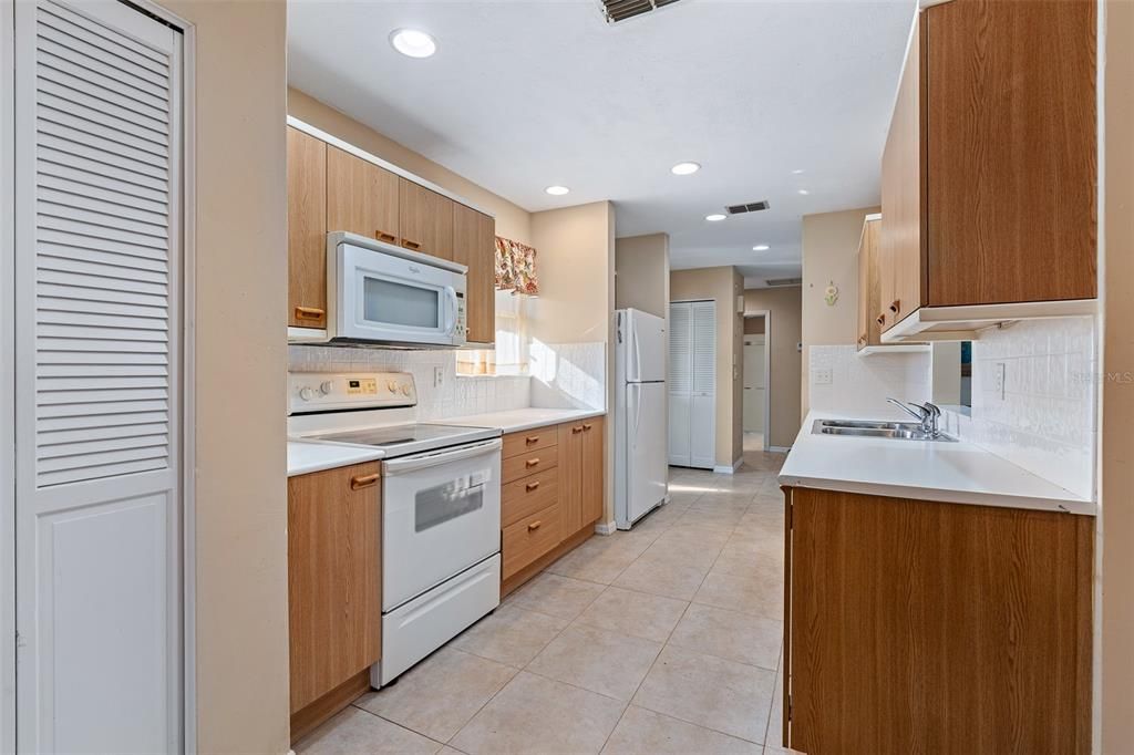 合同活跃: $235,000 (2 贝兹, 2 浴室, 1596 平方英尺)