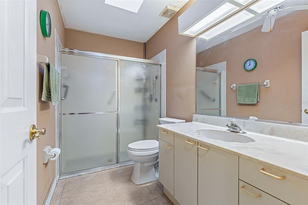 合同活跃: $235,000 (2 贝兹, 2 浴室, 1596 平方英尺)