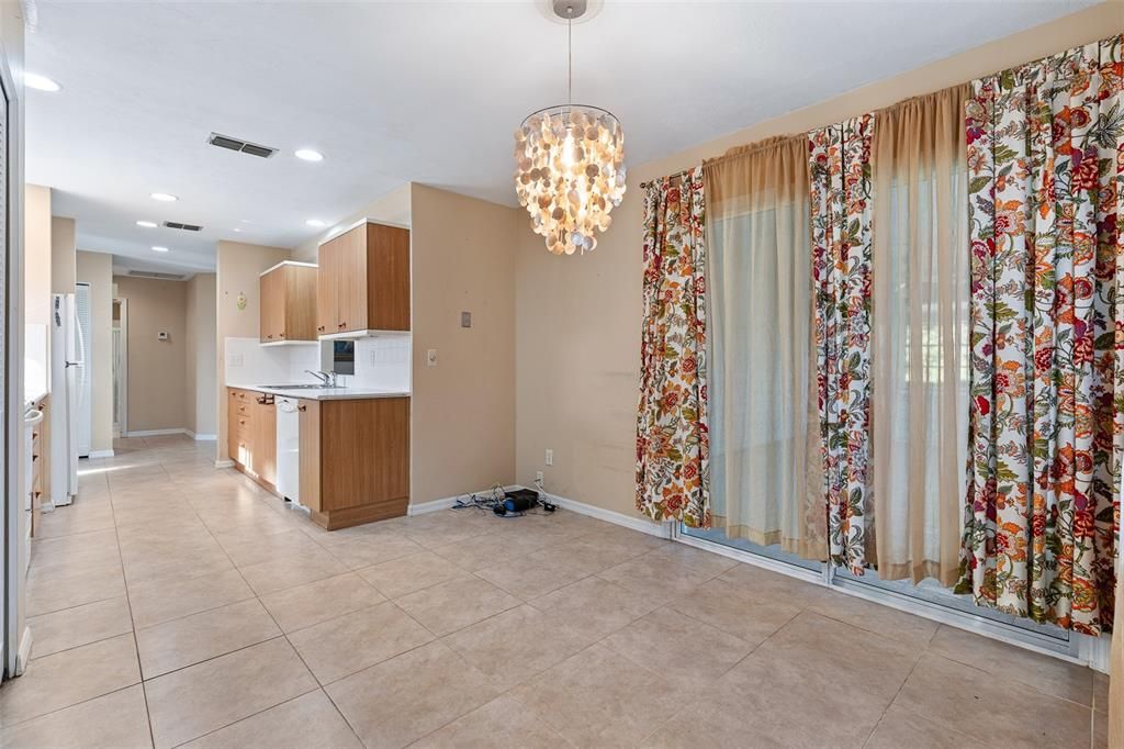 合同活跃: $235,000 (2 贝兹, 2 浴室, 1596 平方英尺)