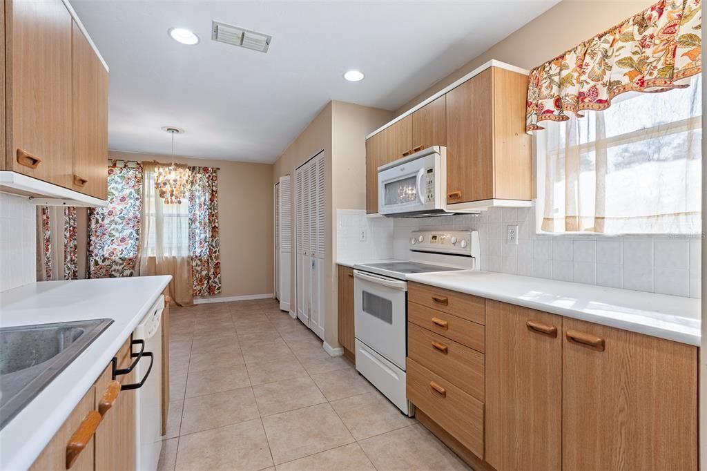 合同活跃: $235,000 (2 贝兹, 2 浴室, 1596 平方英尺)