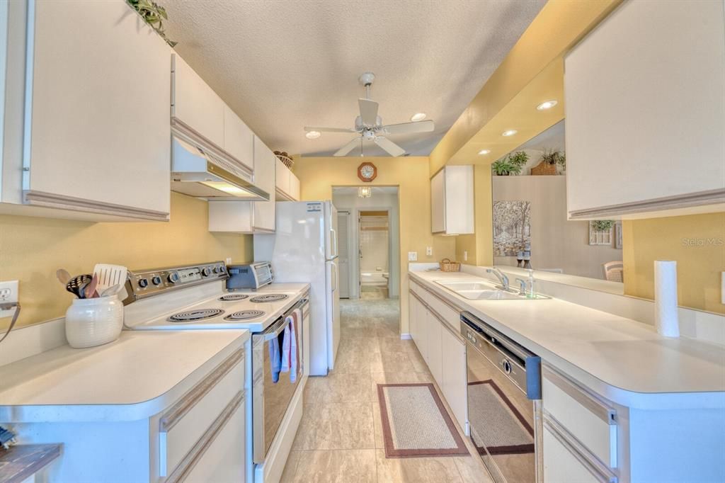 For Rent: $2,300 (2 beds, 2 baths, 1099 Square Feet)