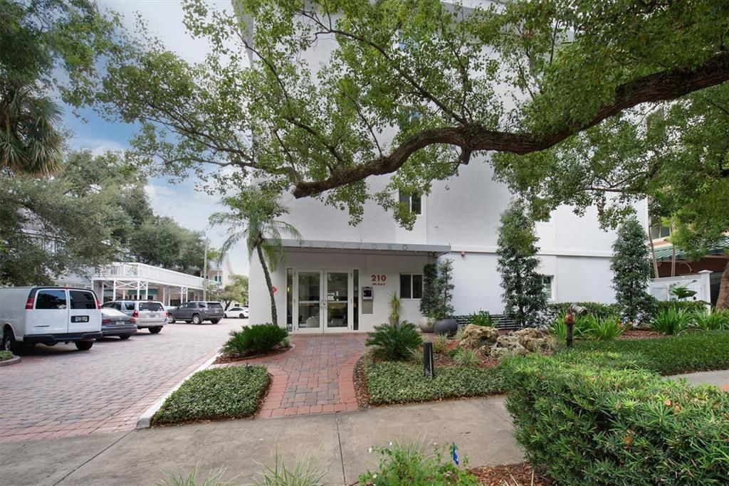 For Sale: $309,000 (1 beds, 1 baths, 660 Square Feet)