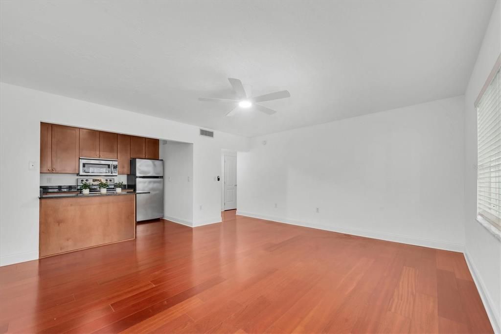 For Sale: $309,000 (1 beds, 1 baths, 660 Square Feet)