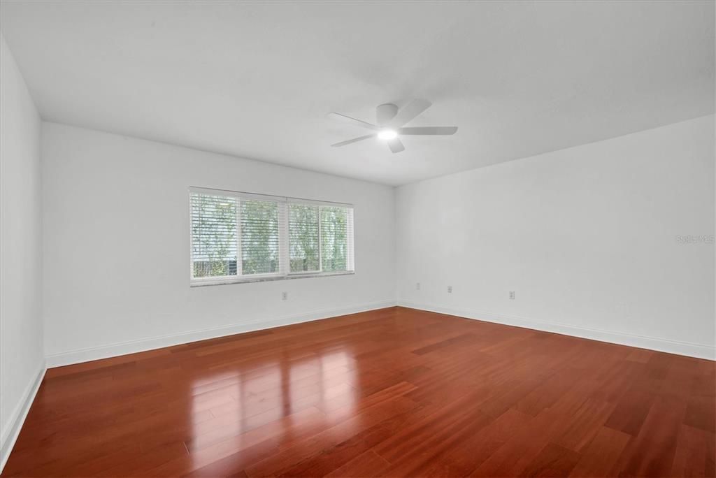 For Sale: $309,000 (1 beds, 1 baths, 660 Square Feet)