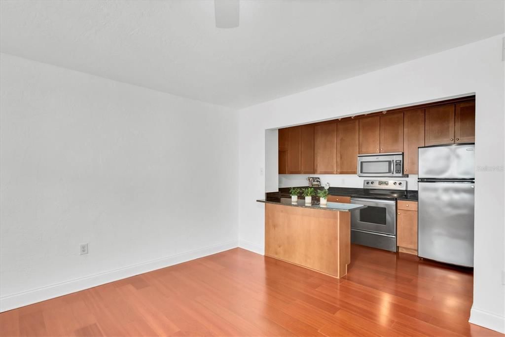For Sale: $309,000 (1 beds, 1 baths, 660 Square Feet)