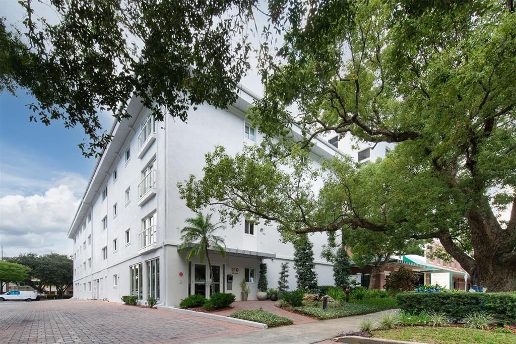 For Sale: $309,000 (1 beds, 1 baths, 660 Square Feet)