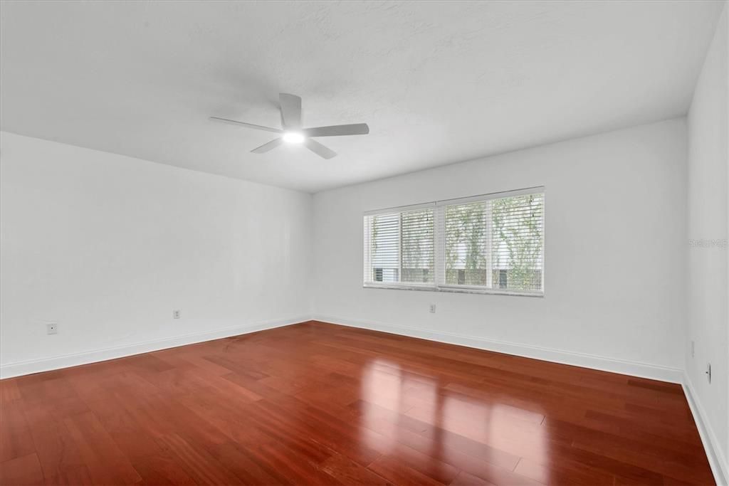 For Sale: $309,000 (1 beds, 1 baths, 660 Square Feet)