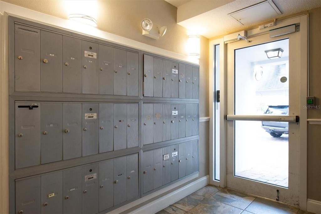 For Sale: $309,000 (1 beds, 1 baths, 660 Square Feet)