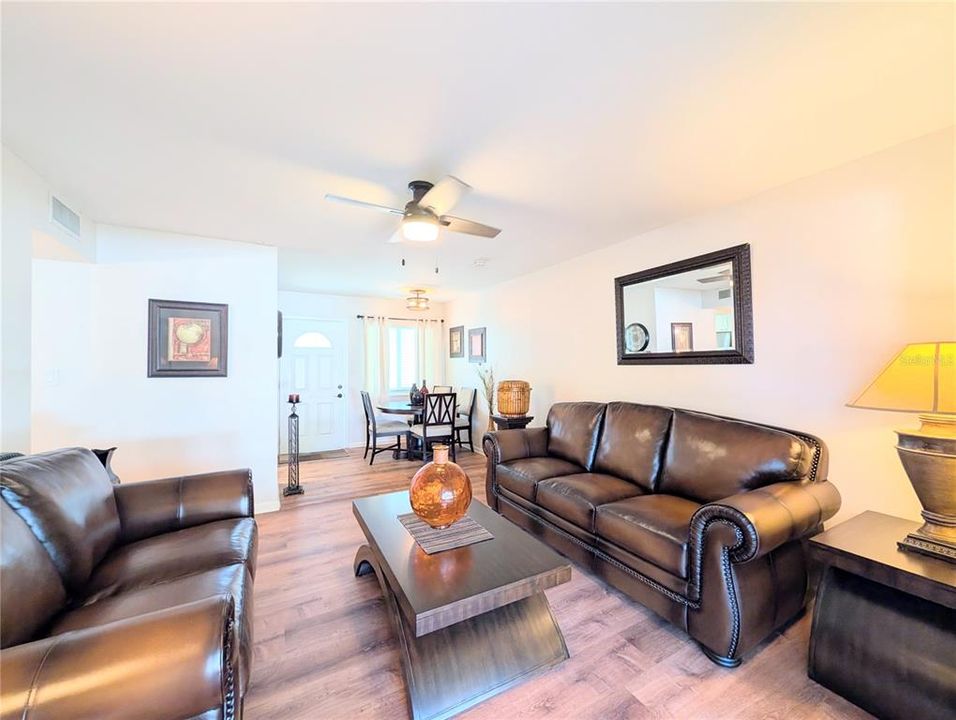 На продажу: $134,999 (2 спален, 2 ванн, 862 Квадратных фут)