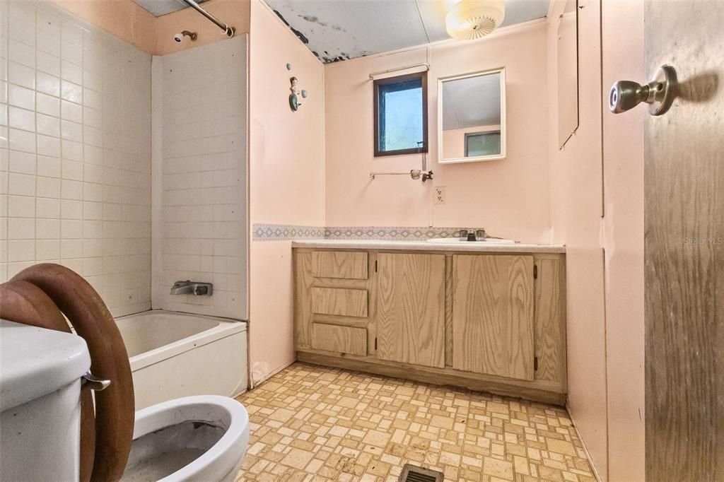 For Sale: $370,000 (3 beds, 2 baths, 988 Square Feet)