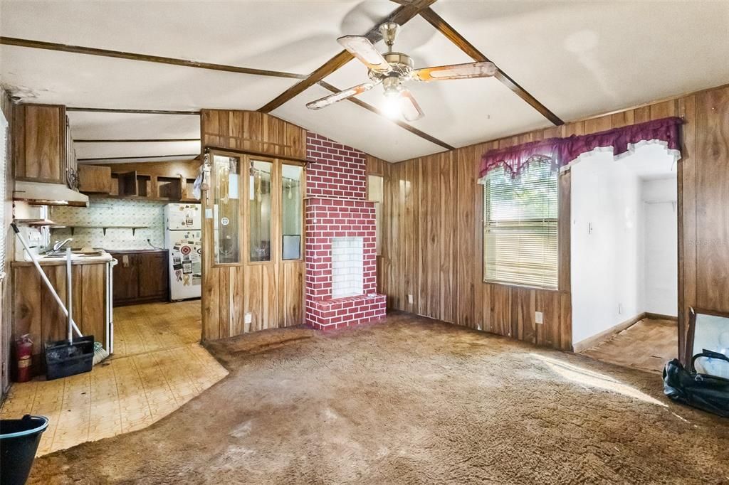 For Sale: $370,000 (3 beds, 2 baths, 988 Square Feet)