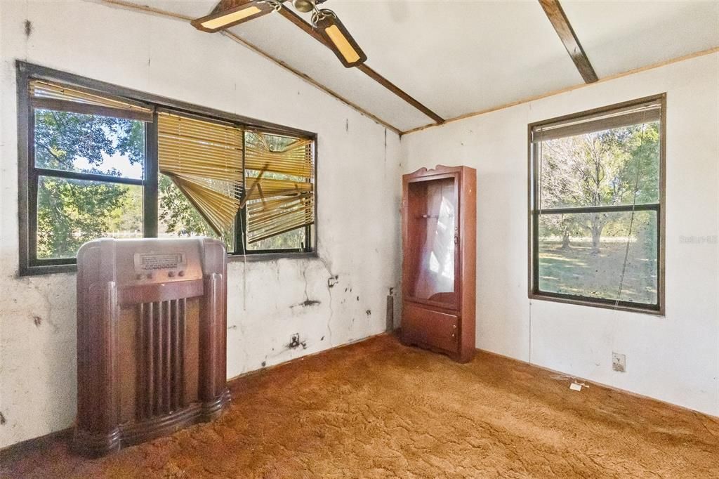 For Sale: $370,000 (3 beds, 2 baths, 988 Square Feet)