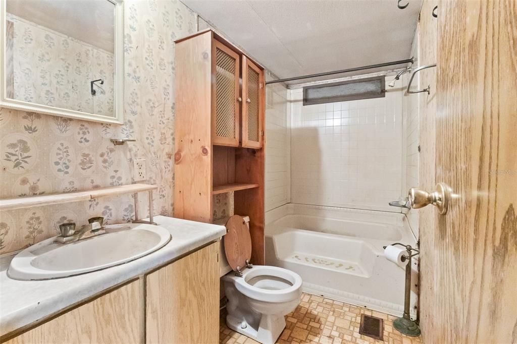 For Sale: $370,000 (3 beds, 2 baths, 988 Square Feet)