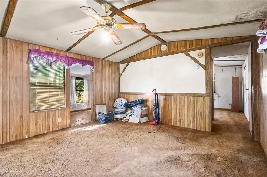 For Sale: $370,000 (3 beds, 2 baths, 988 Square Feet)