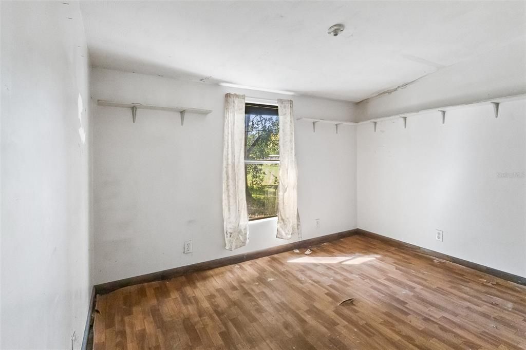 For Sale: $370,000 (3 beds, 2 baths, 988 Square Feet)