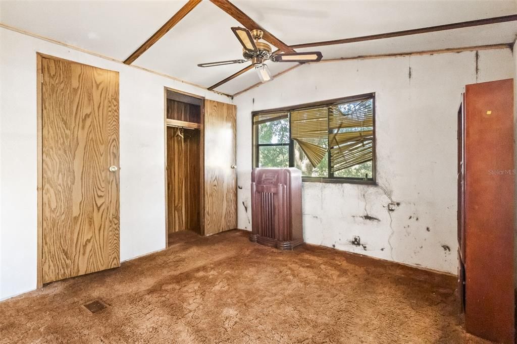 For Sale: $370,000 (3 beds, 2 baths, 988 Square Feet)