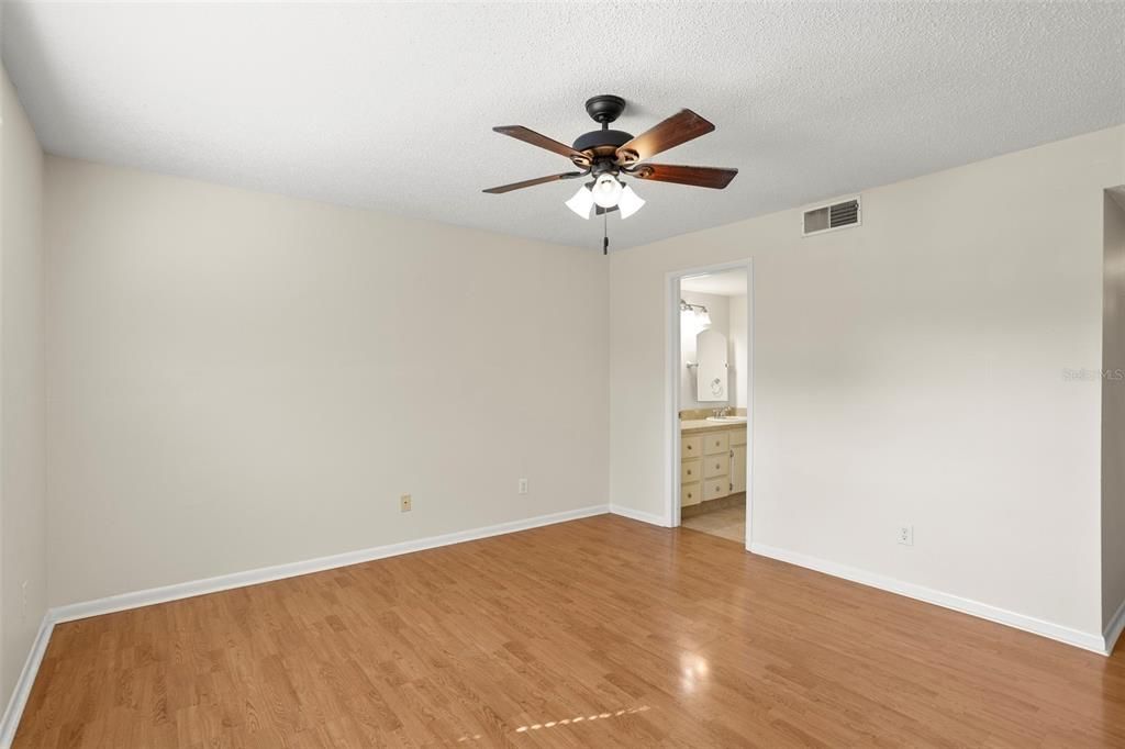 For Sale: $180,000 (2 beds, 2 baths, 1030 Square Feet)