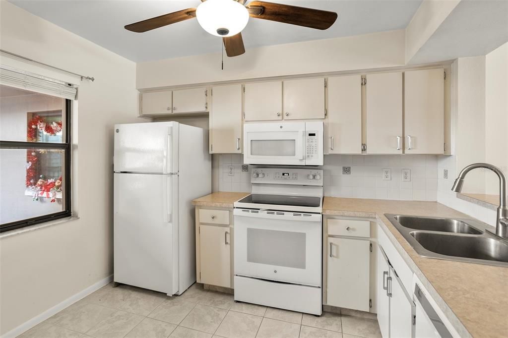 For Sale: $180,000 (2 beds, 2 baths, 1030 Square Feet)