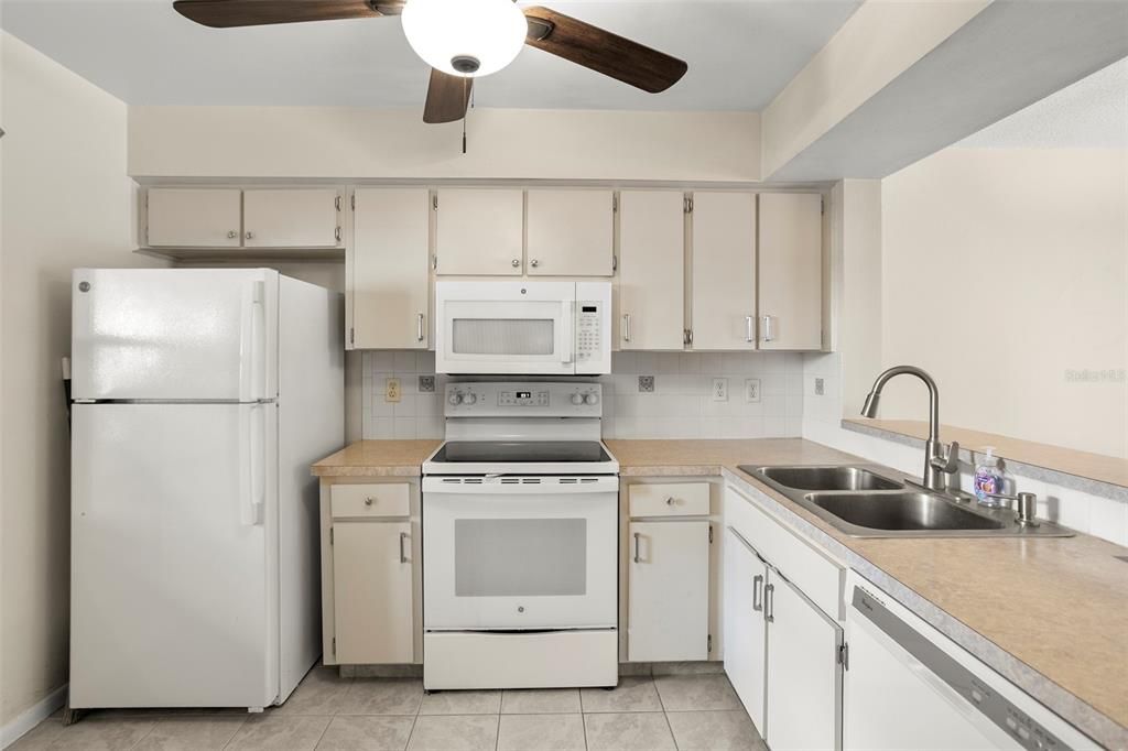 For Sale: $180,000 (2 beds, 2 baths, 1030 Square Feet)