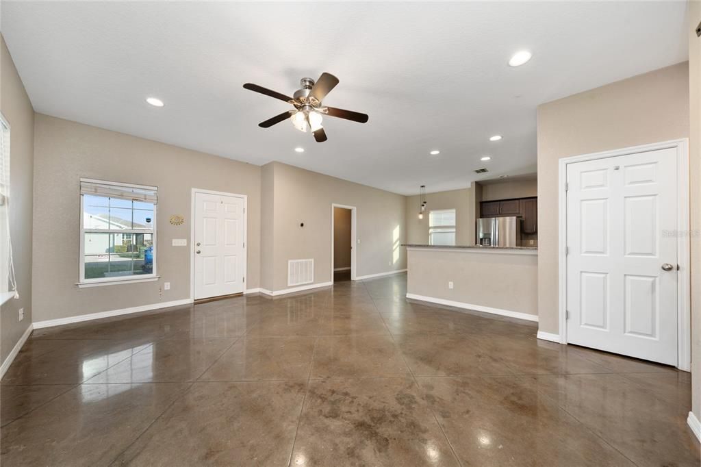 Active With Contract: $230,000 (3 beds, 2 baths, 1268 Square Feet)