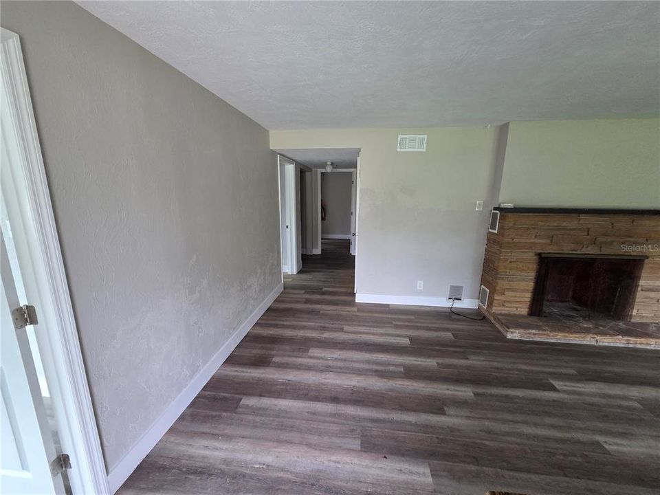 For Sale: $275,000 (3 beds, 3 baths, 1444 Square Feet)