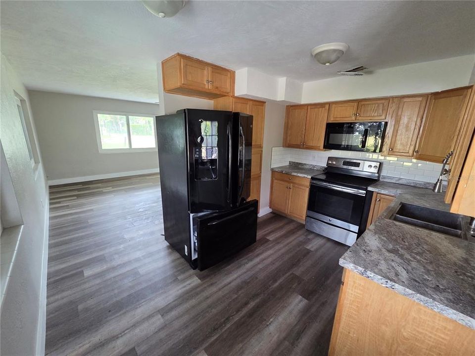 For Sale: $275,000 (3 beds, 3 baths, 1444 Square Feet)