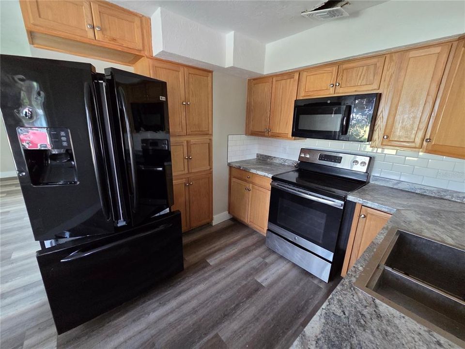 For Sale: $275,000 (3 beds, 3 baths, 1444 Square Feet)