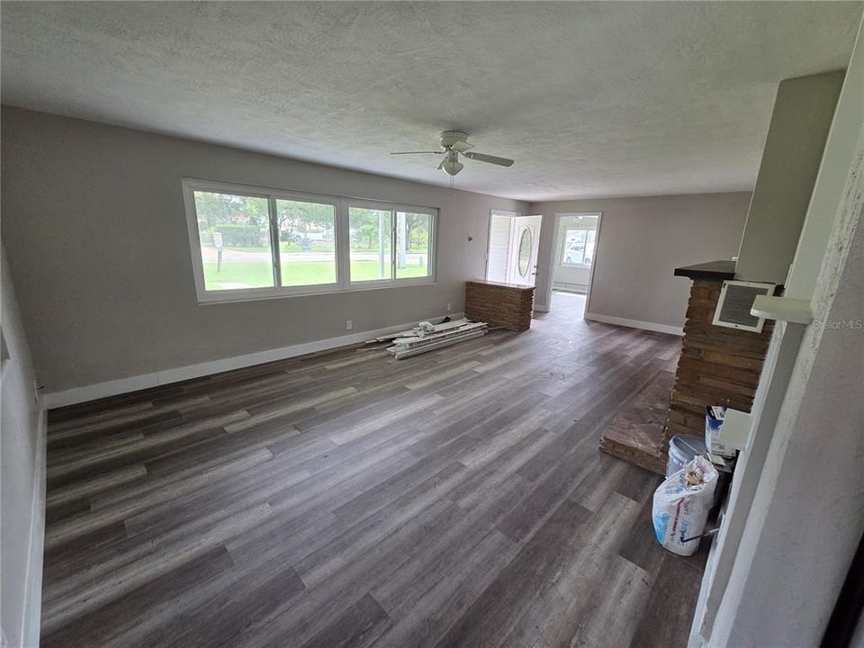 For Sale: $275,000 (3 beds, 3 baths, 1444 Square Feet)