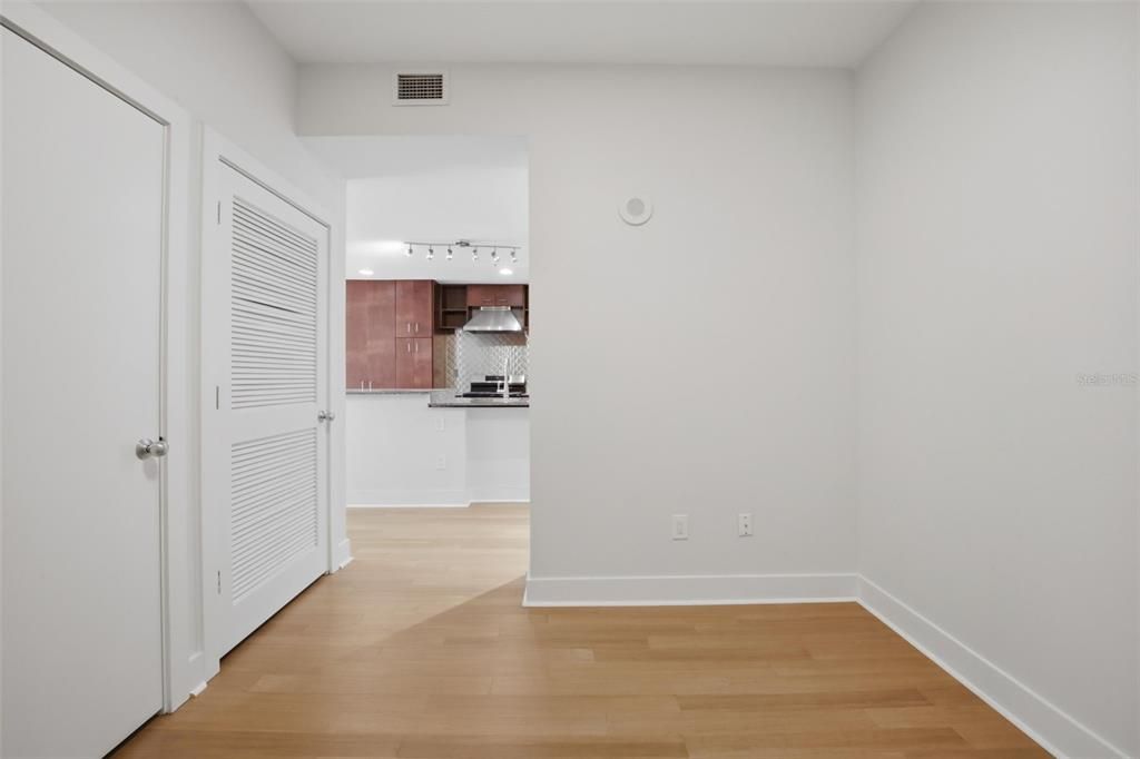 Activo con contrato: $2,800 (2 camas, 1 baños, 1050 Pies cuadrados)