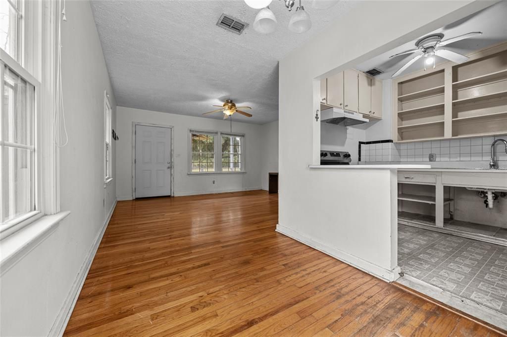 待售: $169,000 (2 贝兹, 1 浴室, 775 平方英尺)