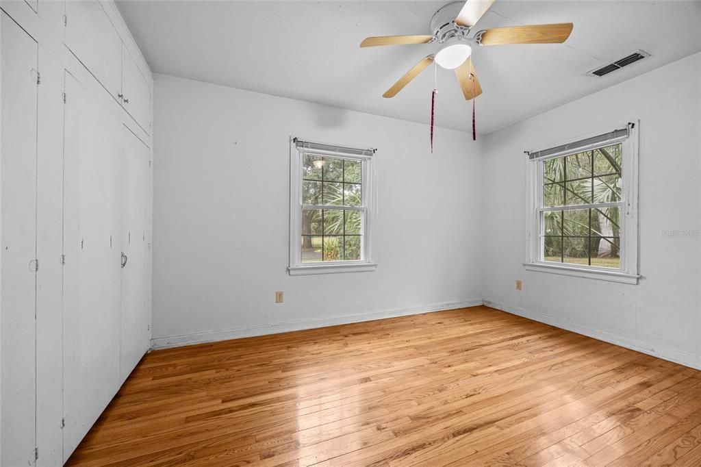 待售: $169,000 (2 贝兹, 1 浴室, 775 平方英尺)