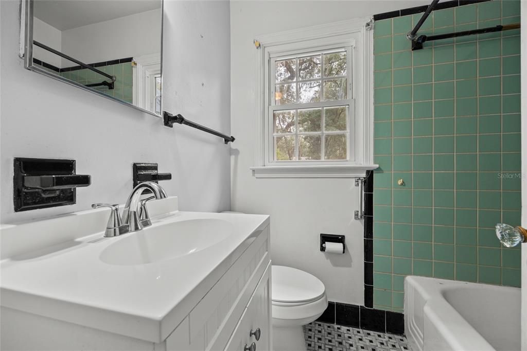 待售: $169,000 (2 贝兹, 1 浴室, 775 平方英尺)