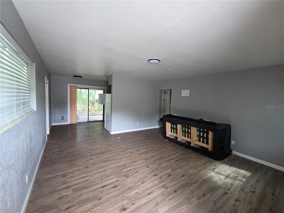 Active With Contract: $200,000 (2 beds, 1 baths, 850 Square Feet)