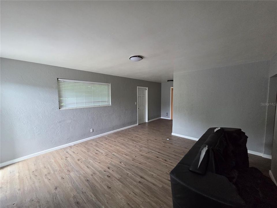 Active With Contract: $200,000 (2 beds, 1 baths, 850 Square Feet)