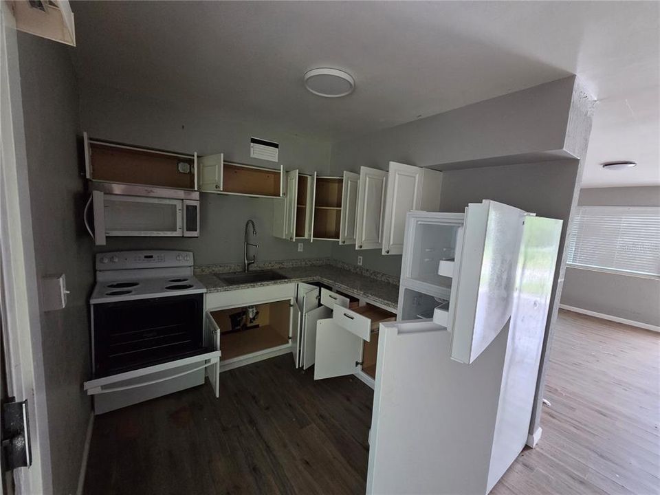 Active With Contract: $200,000 (2 beds, 1 baths, 850 Square Feet)