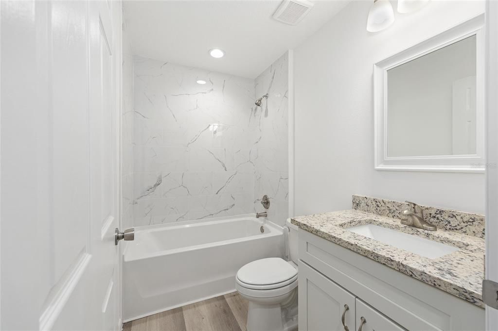 合同活跃: $269,900 (3 贝兹, 2 浴室, 1715 平方英尺)