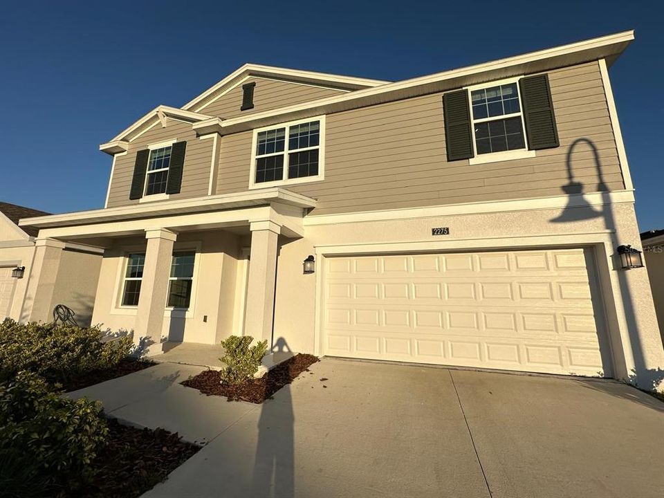 For Rent: $2,950 (5 beds, 2 baths, 2915 Square Feet)