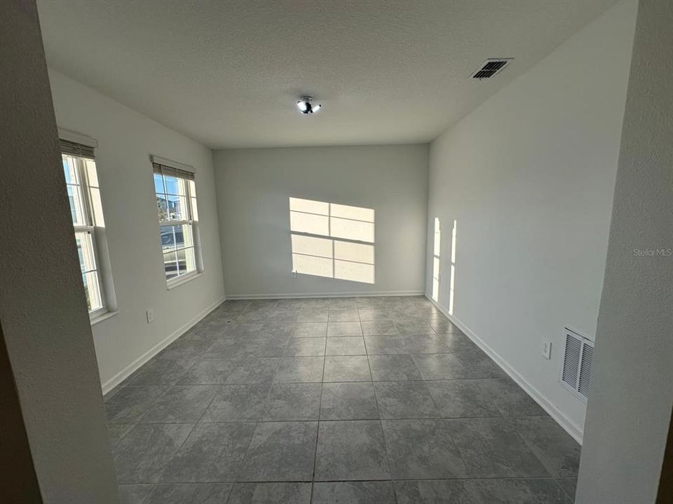 For Rent: $2,950 (5 beds, 2 baths, 2915 Square Feet)