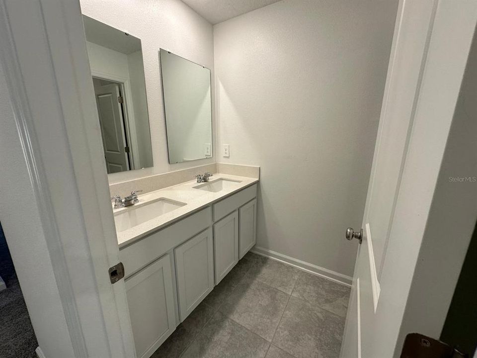 For Rent: $2,950 (5 beds, 2 baths, 2915 Square Feet)