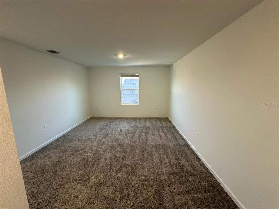 For Rent: $2,950 (5 beds, 2 baths, 2915 Square Feet)