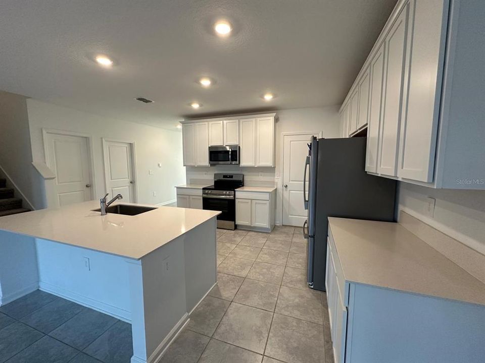 For Rent: $2,950 (5 beds, 2 baths, 2915 Square Feet)