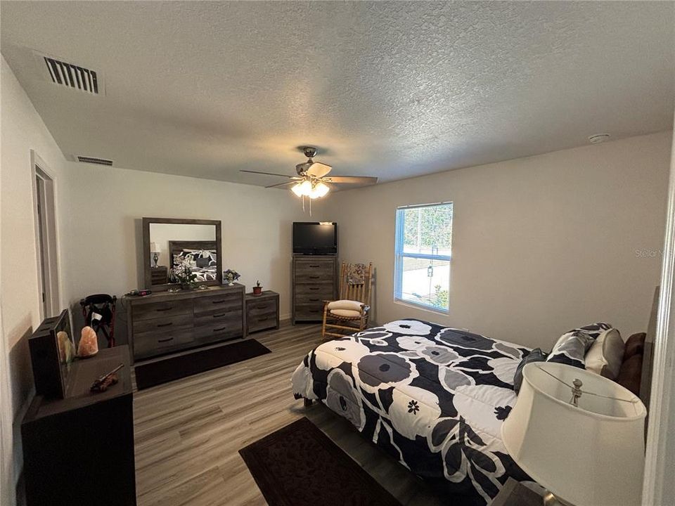 待售: $239,000 (3 贝兹, 2 浴室, 1387 平方英尺)