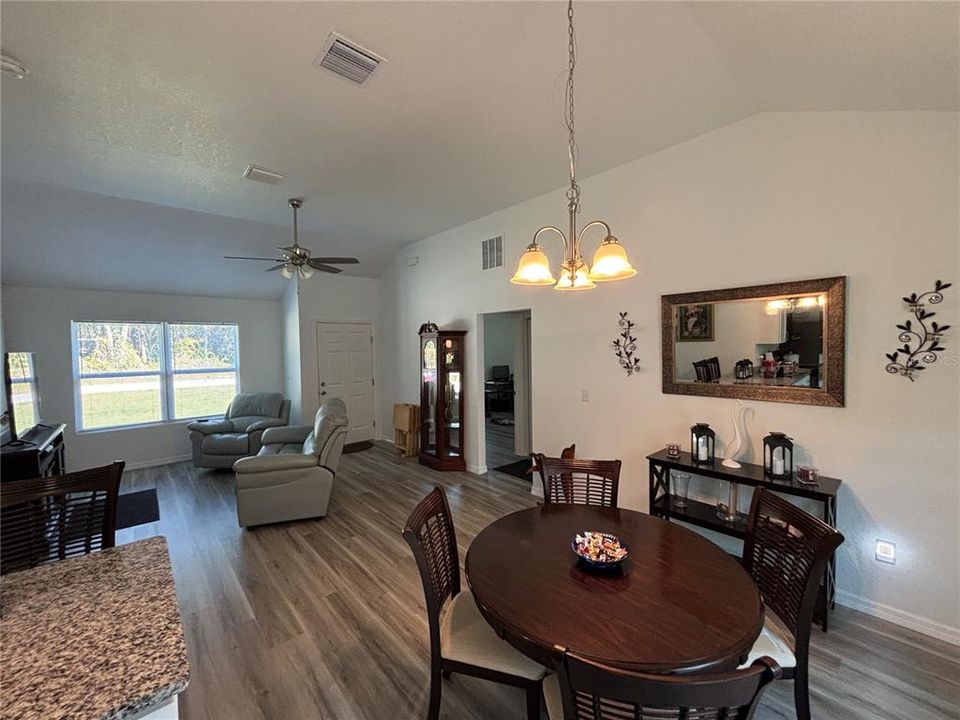 待售: $239,000 (3 贝兹, 2 浴室, 1387 平方英尺)