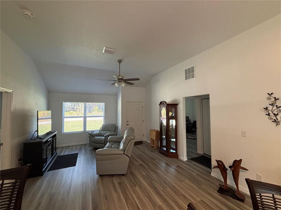 待售: $239,000 (3 贝兹, 2 浴室, 1387 平方英尺)